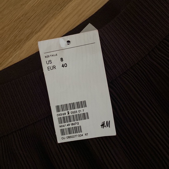 NWT H&M Pleated Burgundy Skirt - Picture 3 of 4